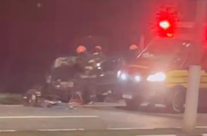 Bombeiros trabalham para tirar vítima das ferragens na Hermenegildo Tonoli